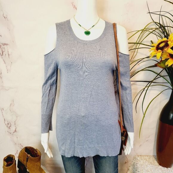 Tahari amazingly soft baby blue cold shoulder sweater - Picture 4 of 7
